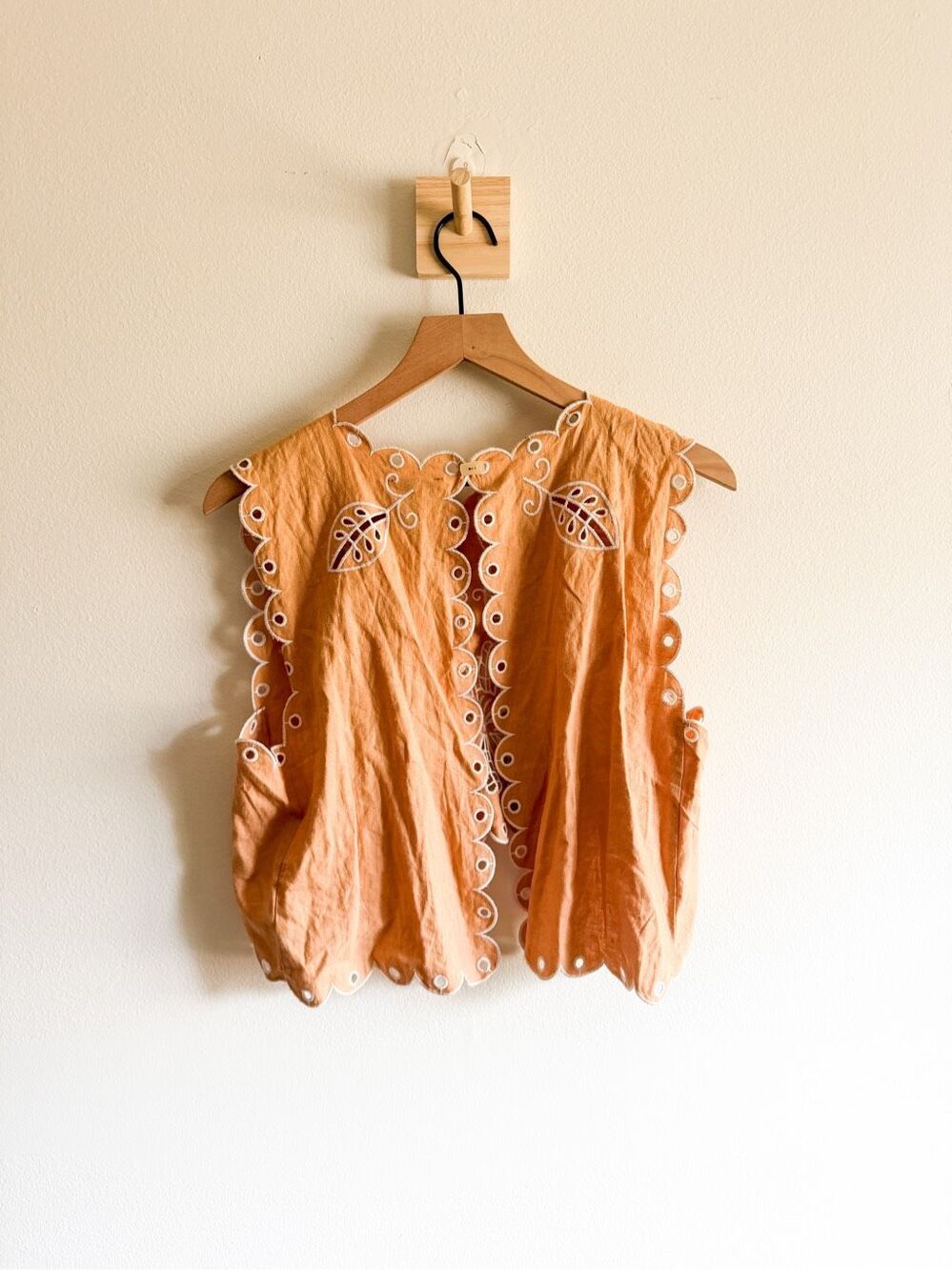 Farm Rio Sand Richilieu Embroidery Sleeveless Crop Top Size M - Picture 4 of 6